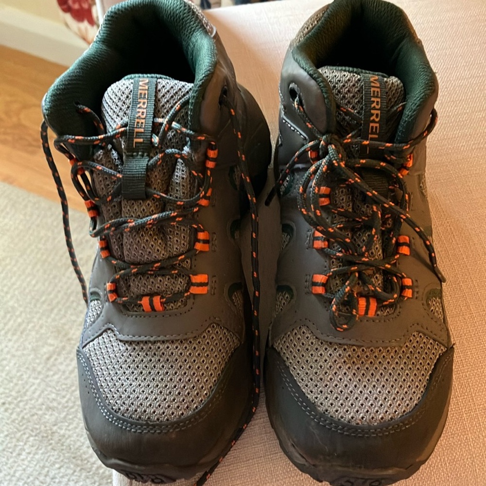 Merrell boys hiking boots/shoes. Size 3 boys. Worn once for a hour hike.